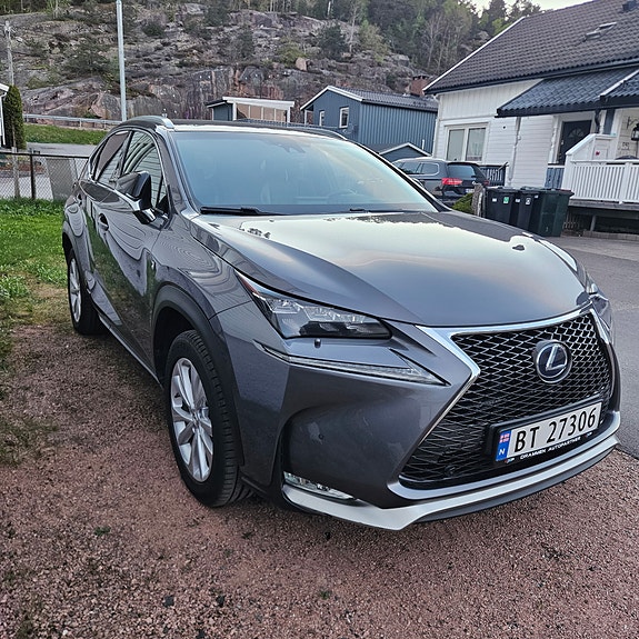 Lexus NX300h 2 of 5