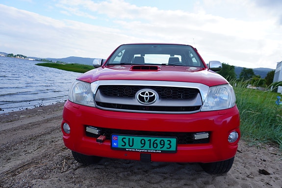 Toyota HiLux 2 of 30