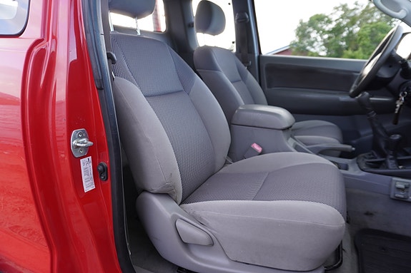 Toyota HiLux 27 of 30