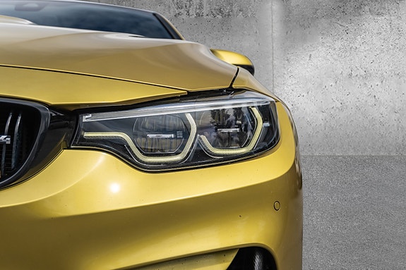 BMW M4 4 of 5
