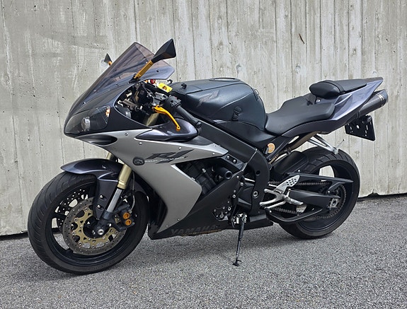 Yamaha YZF-R1 2 of 5