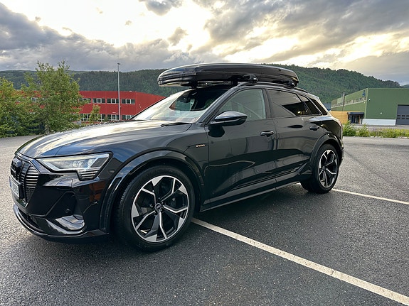 Audi e-tron S 2 of 5