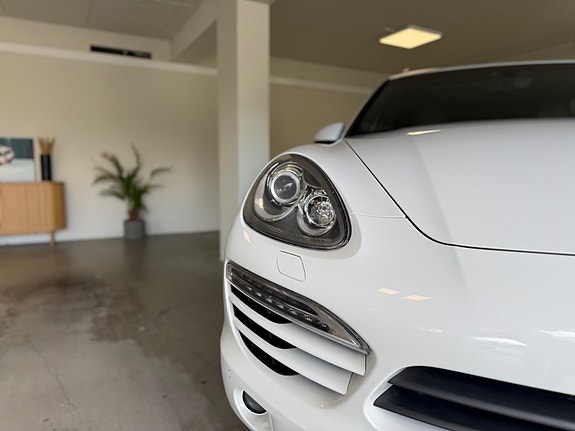Porsche Cayenne 3 of 5