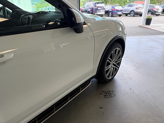 Porsche Cayenne 4 of 5