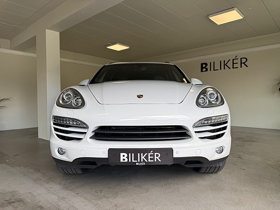Porsche Cayenne 2 of 5