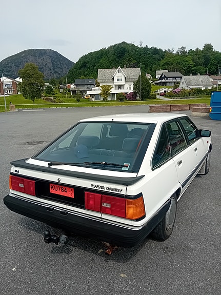 Toyota Camry 3 of 5