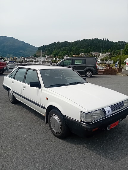 Toyota Camry 4 of 5