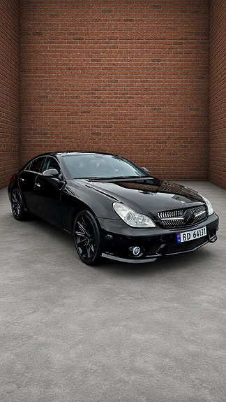 Mercedes-Benz CLS320 2 of 5