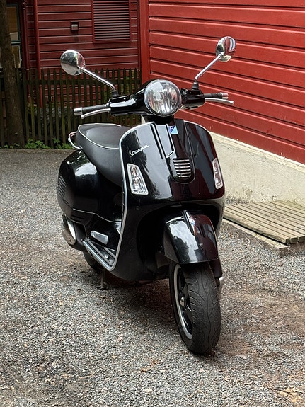 Vespa GTS 125 2 of 5