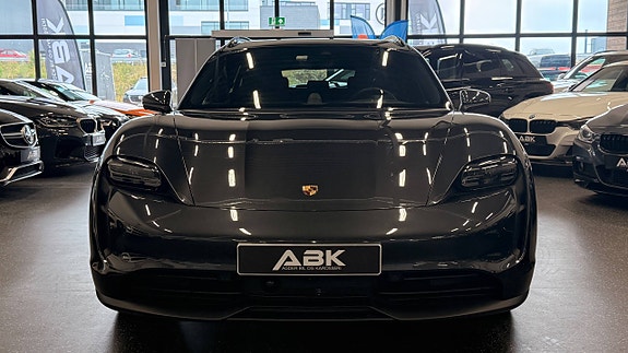 Porsche Taycan Sport Turismo 3 of 5