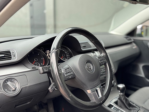 Volkswagen Passat 18 of 29