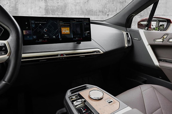 BMW iX 11 of 28