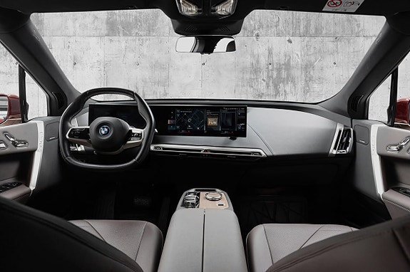 BMW iX 20 of 28