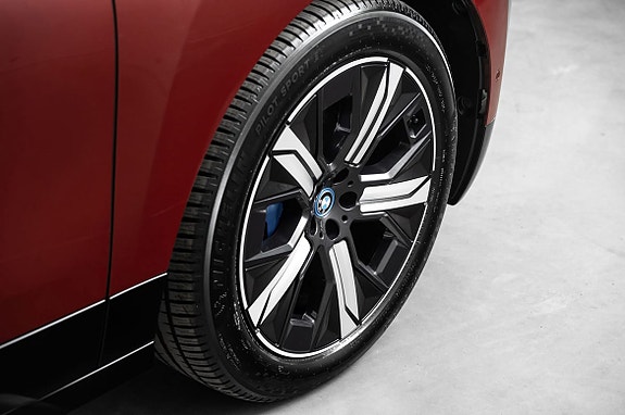 BMW iX 8 of 28