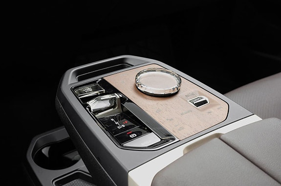 BMW iX 13 of 28