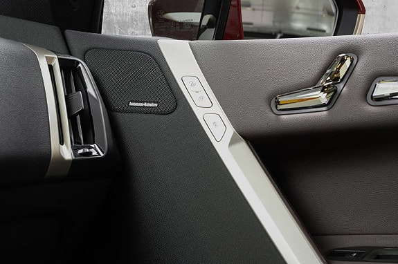 BMW iX 14 of 28