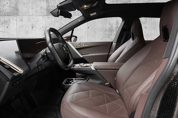 BMW iX 10 of 28
