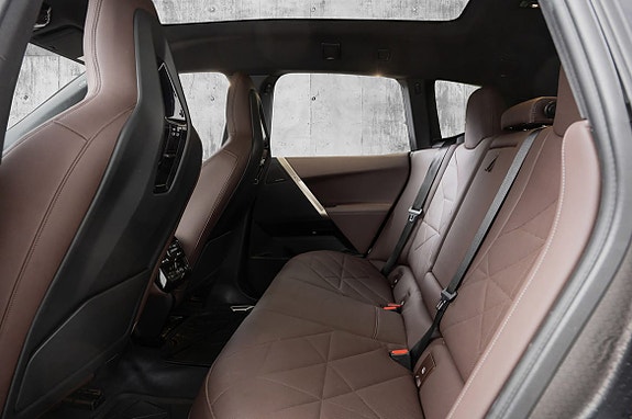 BMW iX 18 of 28