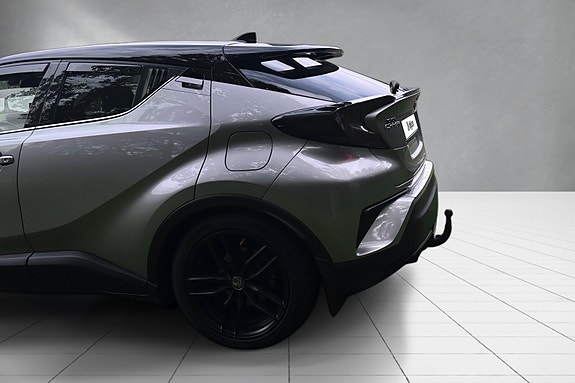Toyota C-HR 3 of 5