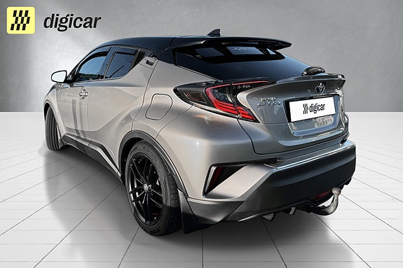Toyota C-HR 4 of 5