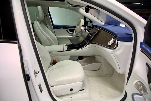 Mercedes-Benz EQE350 SUV 2 of 5
