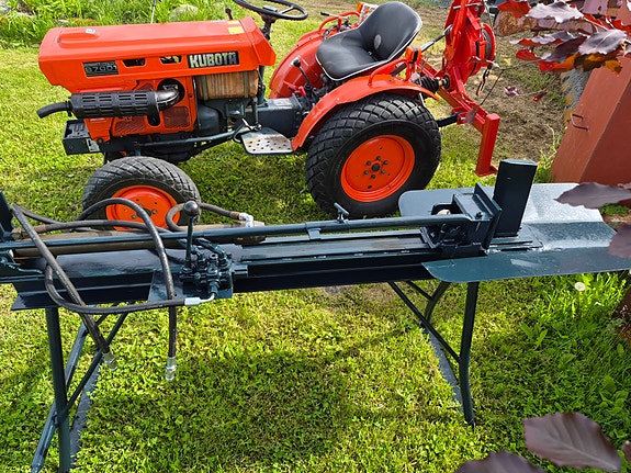 Kubota B7001 10 of 12