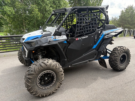 Polaris RZR XP 1000 2 of 5