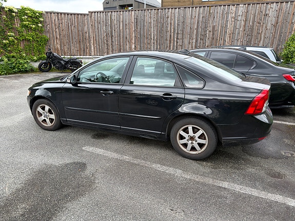 Volvo S40 2 of 5