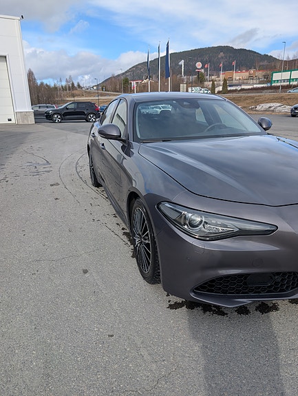 Alfa Romeo Giulia 2 of 5