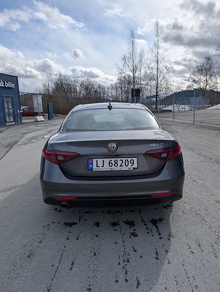 Alfa Romeo Giulia 3 of 5