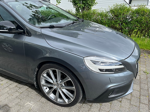 Volvo V40 Cross Country 2 of 5