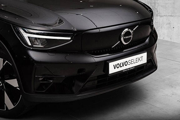 Volvo EX40 2 of 5