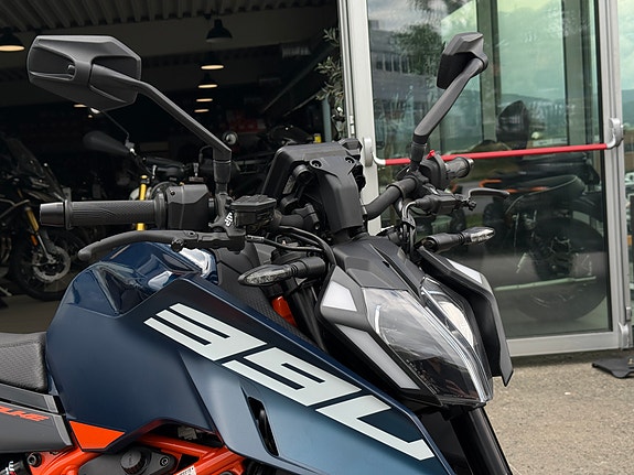 KTM Duke 390 2 of 5