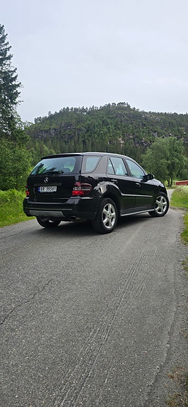 Mercedes-Benz ML320 3 of 5