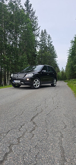 Mercedes-Benz ML320 2 of 5