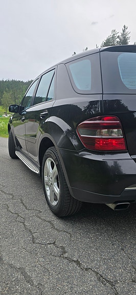Mercedes-Benz ML320 4 of 5