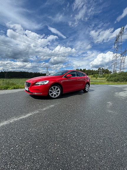 Volvo V40 2 of 5