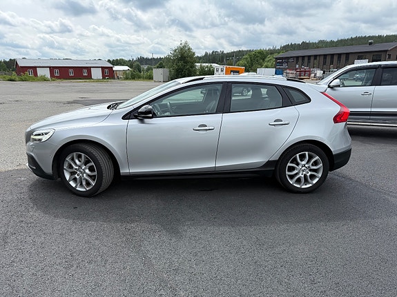 Volvo V40 Cross Country 2 of 5