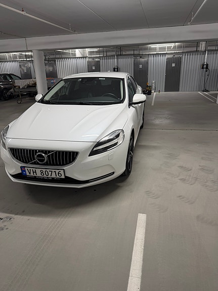Volvo V40 2 of 5