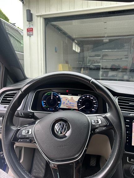 Volkswagen e-Golf VII 10 of 17