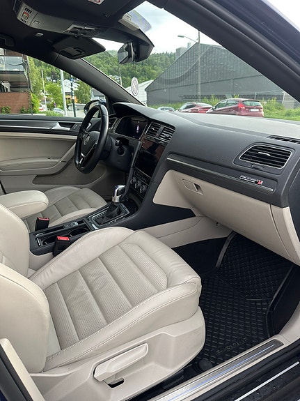 Volkswagen e-Golf VII 9 of 17