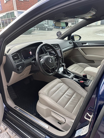 Volkswagen e-Golf VII 8 of 17
