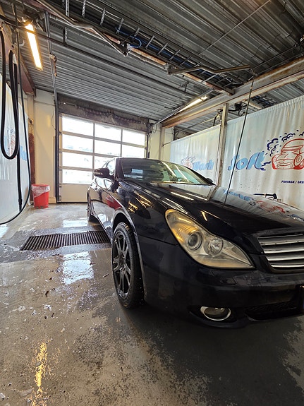 Mercedes-Benz CLS350 2 of 5
