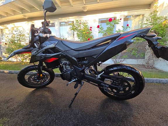 Aprilia SX 125 Super Motard 3 of 4