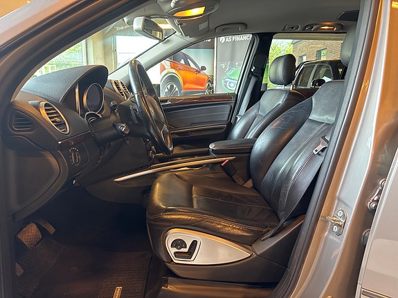 Mercedes-Benz GL320 11 of 27
