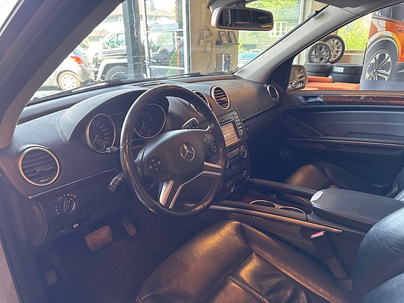 Mercedes-Benz GL320 13 of 27