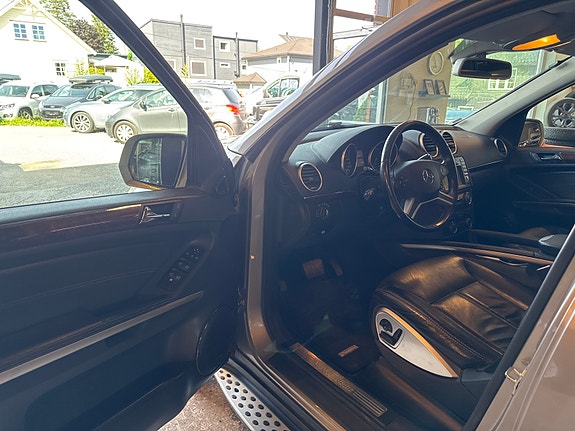 Mercedes-Benz GL320 9 of 27