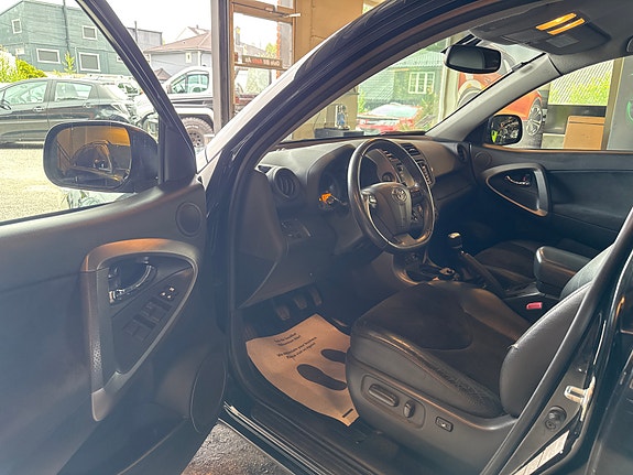 Toyota RAV4 9 of 24
