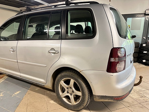 Volkswagen Touran 3 of 5