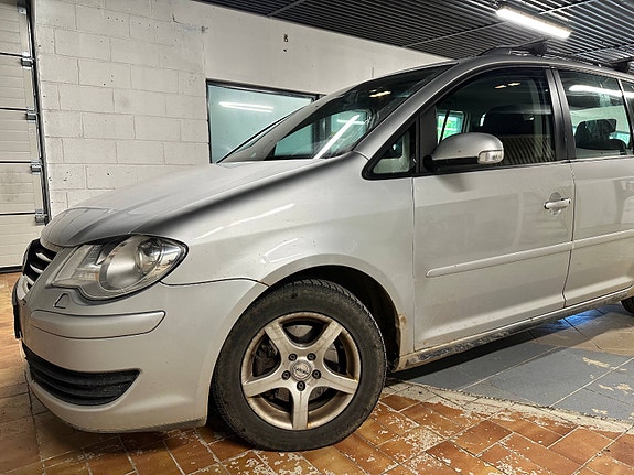 Volkswagen Touran 2 of 5